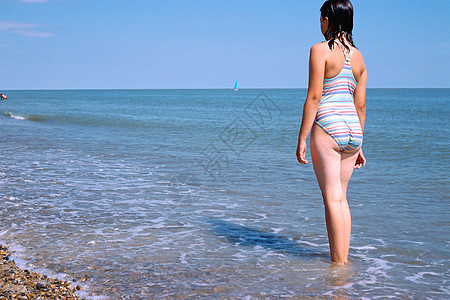 站在海里的女孩背景图片
