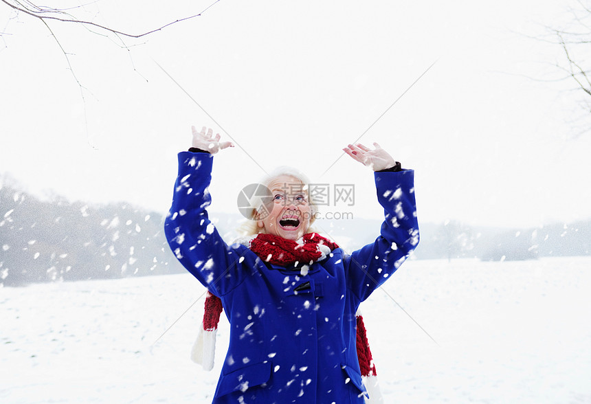 ‘~大雪中的妇女  ~’ 的图片