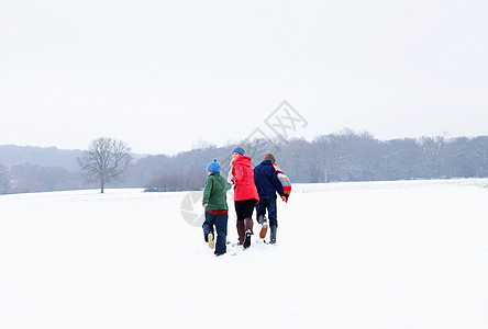 在雪中奔跑的母子图片