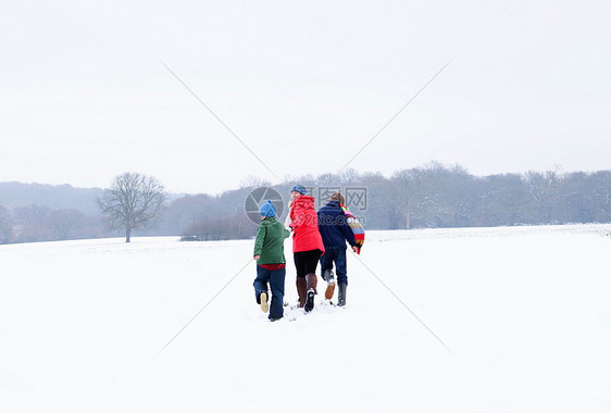 在雪中奔跑的母子图片