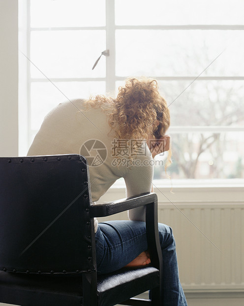 低着头的女人图片