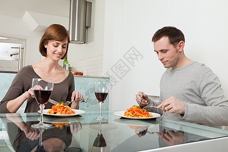 两人吃饭图片