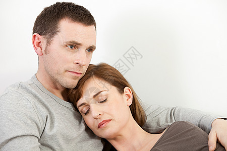 睡在丈夫身上的女人图片