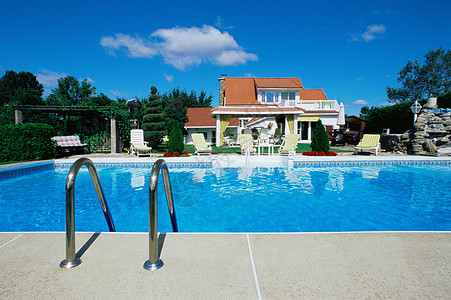 带游泳池的豪华住宅图片