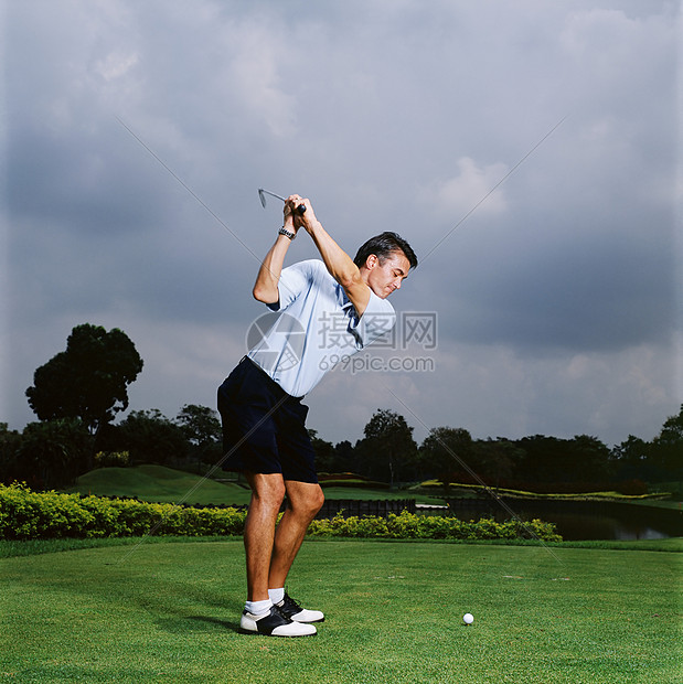 男子打高尔夫球图片