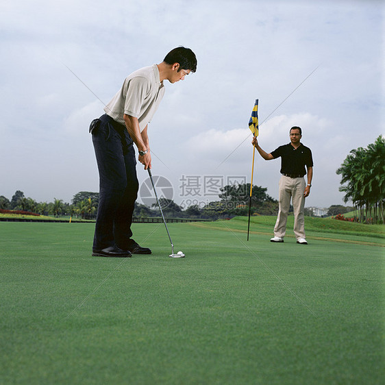 两个男人打高尔夫球图片