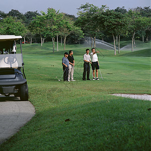 四个人打高尔夫球图片