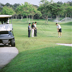四个人打高尔夫球图片