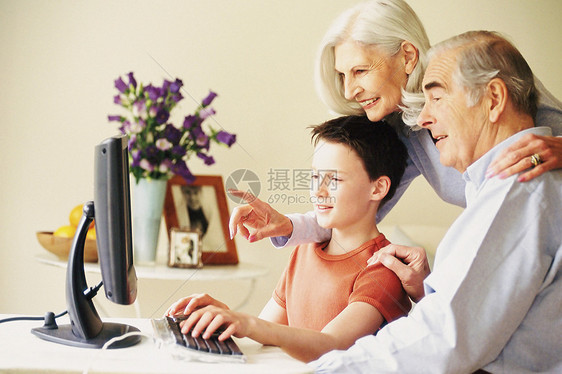 祖父母和孙子使用电脑图片