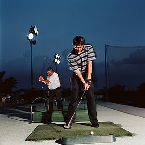在高尔夫球练习场的人图片