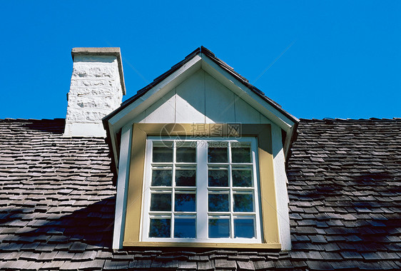 屋顶的窗户和烟囱图片
