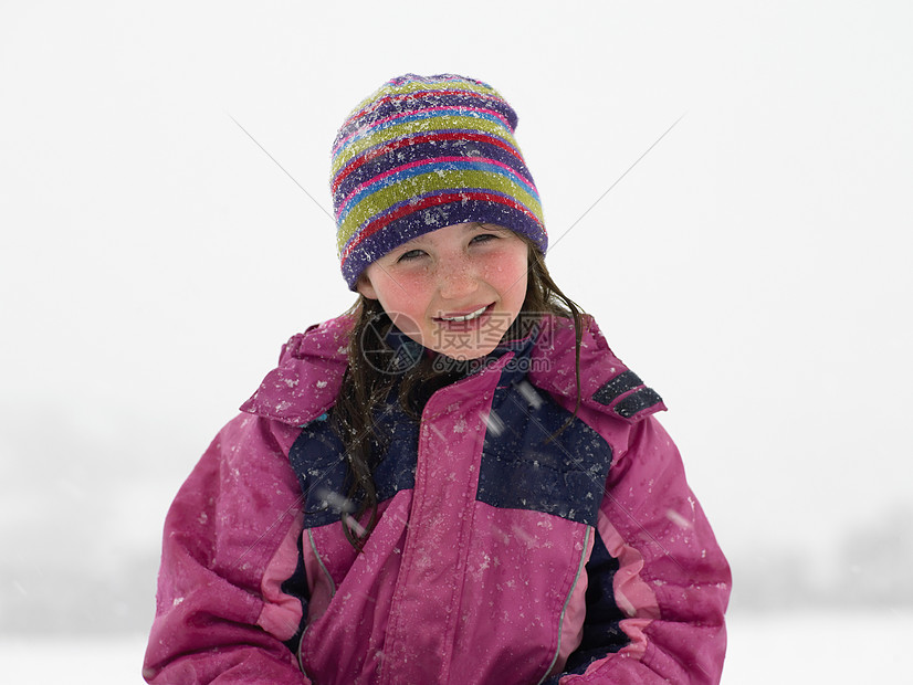 在雪地里的女孩图片