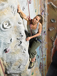 攀岩墙上的女人背景图片