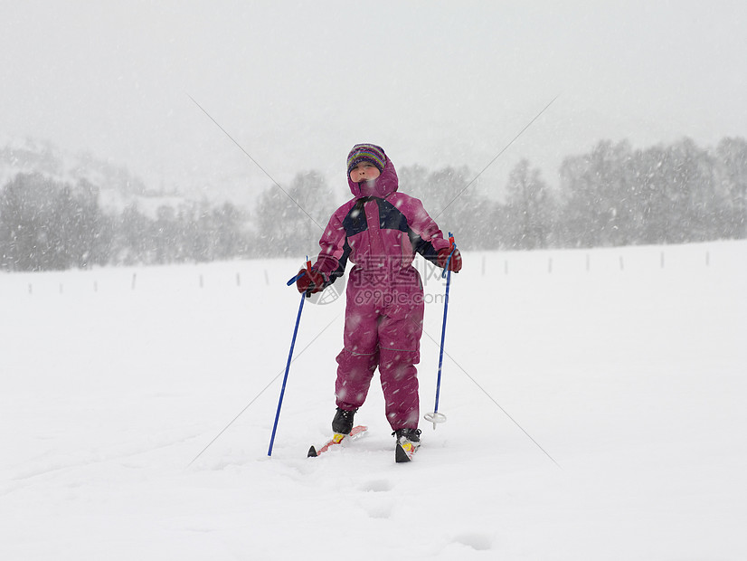 女孩滑雪图片