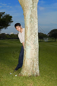 亚洲男子打高尔夫球图片