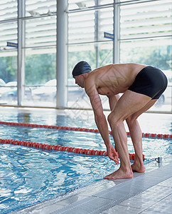 男游泳运动员准备跳水图片