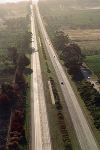 一条长长的高速公路图片