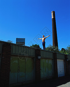 体操运动员在车库顶上图片