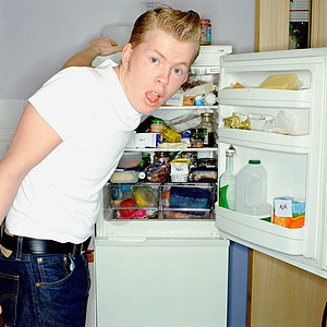 打开冰箱的人图片
