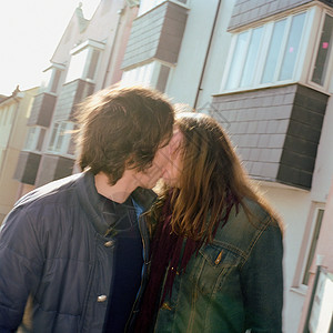 夫妻在街上接吻图片