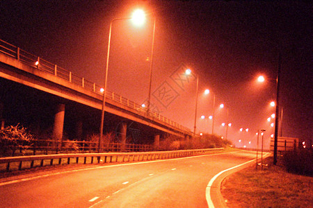 夜间空旷的道路图片