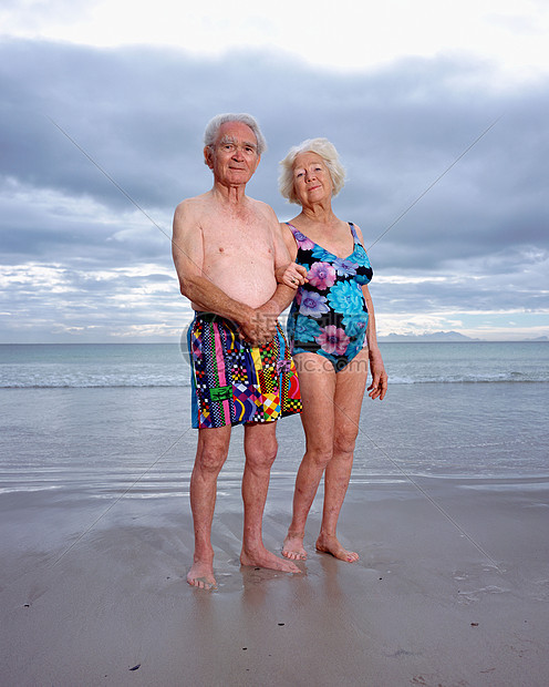 海滩上一对老年夫妇图片
