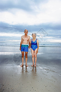 老年夫妇在海滩上手拉手图片