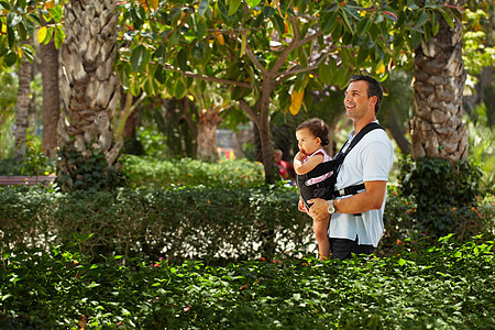 父亲和孩子在公园散步图片