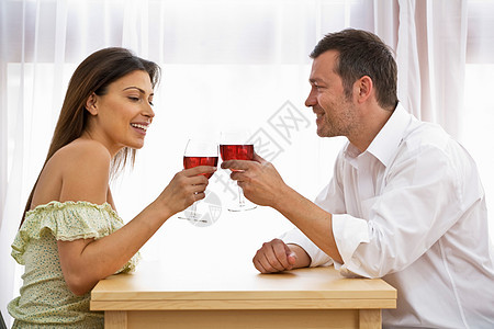 年轻夫妇在家庆祝图片