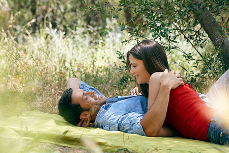 野餐毯上的一对夫妇图片
