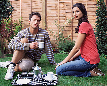 年轻夫妇在花园里喝咖啡图片