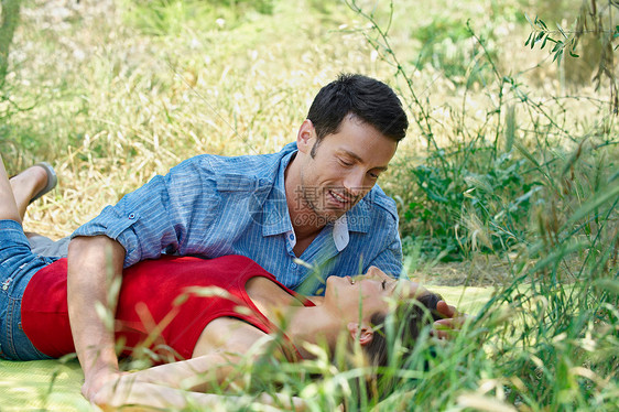 躺在草地里的浪漫夫妻图片