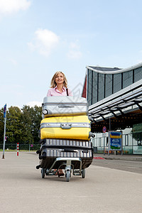 中年妇女推着行李车去机场图片