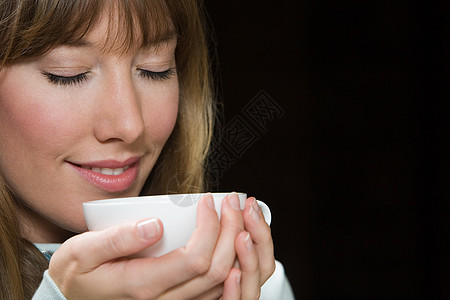 喝茶的年轻女子背景图片