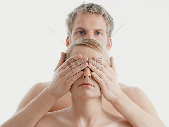男人遮住女人的眼睛图片