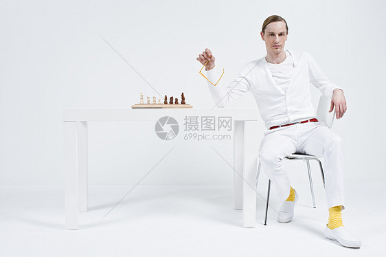 一个下棋的人图片