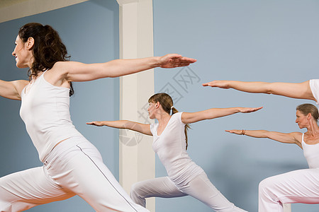 三个练习瑜伽的女人图片
