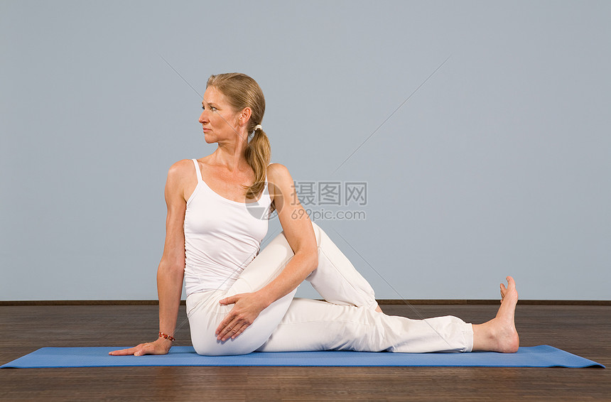 练瑜伽的中年女人图片