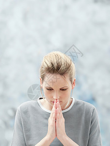 年轻女子祈祷图片