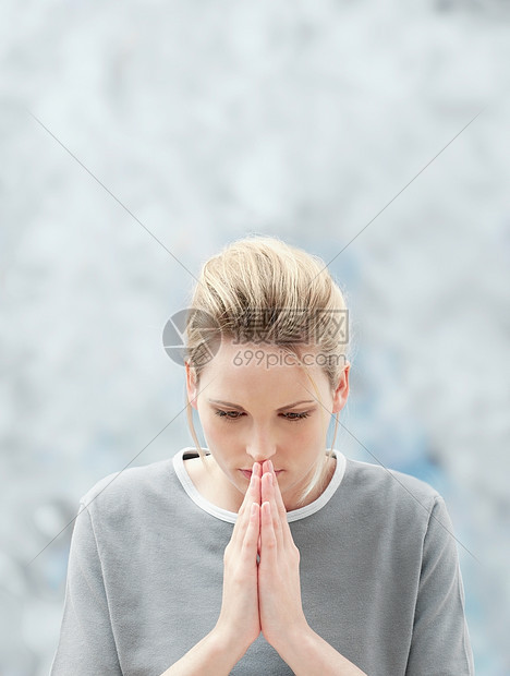 年轻女子祈祷图片