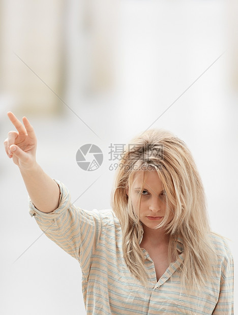 做和平手势的女人图片