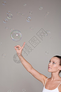 年轻女人和泡泡图片