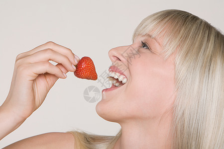 吃草莓的年轻女人图片