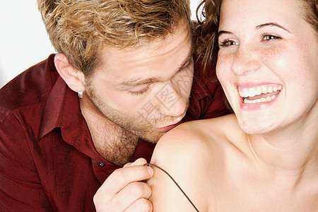 男人亲吻女人的肩膀图片