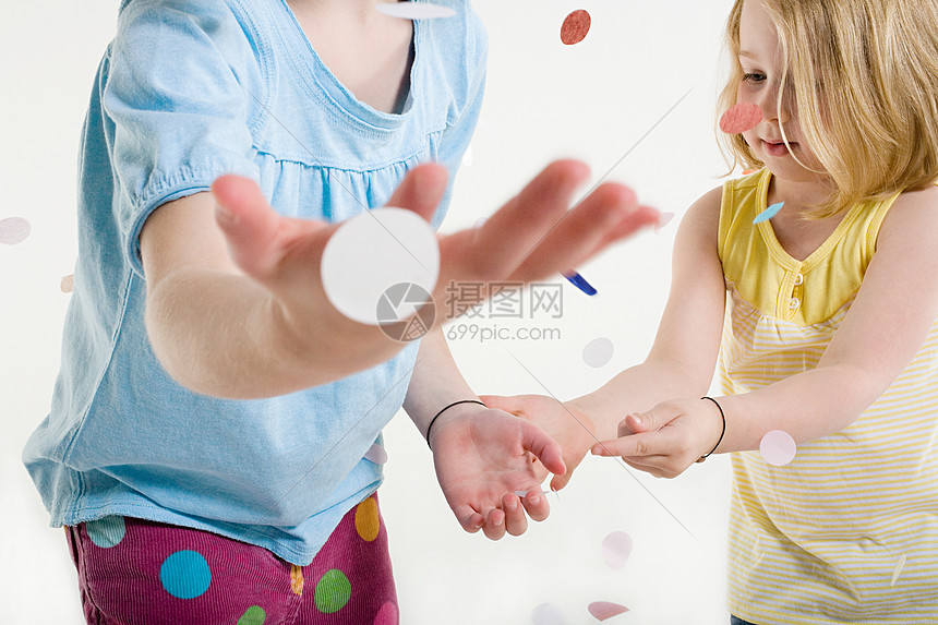 两个女孩在玩五彩纸屑图片