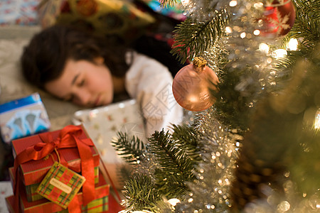睡在礼物旁的女孩图片