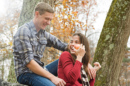 森林里快乐的年轻夫妇图片