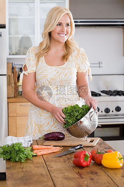 准备食物的女人图片