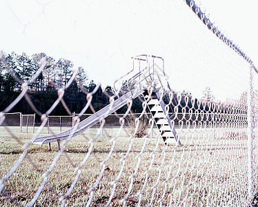 铁丝网围栏的操场图片