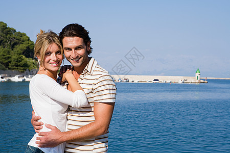 在港口拥抱的一对夫妇图片